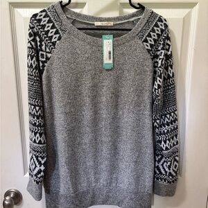 Le Lis Gray Shaney Raglan Printed Sleeve Knit Top